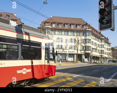 Zurigo, Svizzera, è famosa per la sua rete tranviaria di trasporto pubblico. Situazione di un treno urbano che passa per edifici residenziali storici, l'Europa Foto Stock