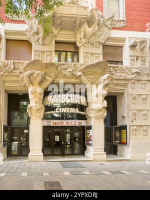 Trieste, Italia - 29 giugno 2024: Ingresso monumentale del Cinema Ambasciatori con grandi statue femminili in via le Venti settembre Foto Stock