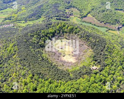 Il vulcano Santa Margarida è un vulcano estinto situato nella comarca di Garrotxa, Catalogna, Spagna. Il vulcano ha un perimetro di 2 km e un'altezza di 68 Foto Stock