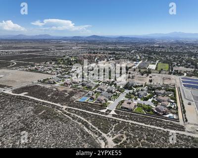 Vista aerea di Rancho Cucamonga, situata a sud delle colline pedemontane delle San Gabriel Mountains e della Angeles National Forest nella contea di San Bernardino, California Foto Stock