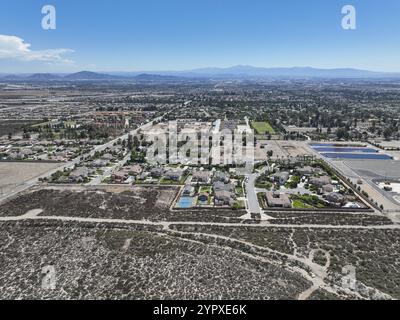Vista aerea di Rancho Cucamonga, situata a sud delle colline pedemontane delle San Gabriel Mountains e della Angeles National Forest nella contea di San Bernardino, California Foto Stock