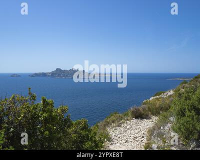 Il Parco Nazionale delle Calanques offre splendidi percorsi escursionistici lungo le scogliere che sovrastano il Mar Mediterraneo Foto Stock