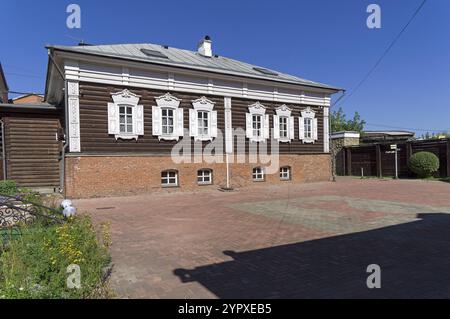 Irkutsk, Russia, 28 agosto 2021: Vecchia casa di legno. La casa è stata ristrutturata e trasferita nell'area dei musei in occasione degli eventi di dicembre. Giornata di sole Foto Stock