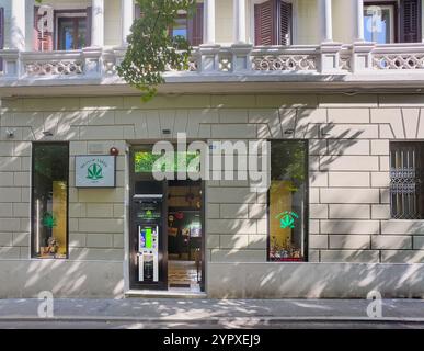 Trieste, Italia - 29 giugno 2024: Negozio di canapa di fronte al Teatro Rossetti Foto Stock