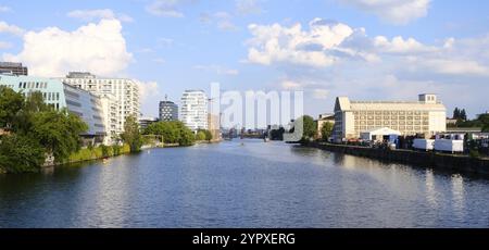 Berlino, Germania, 2 giugno 2021, vista sul fiume Sprea tra Kreuzberg e Friedrichshain con Oberbaumbruecke sullo sfondo, Europa Foto Stock