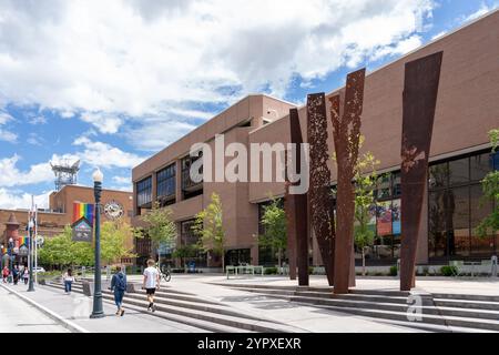 Boise, Idaho, Stati Uniti - 18 giugno 2023: Persone che camminano di fronte al municipio di Boise a Capitol Blvd a Boise, Idaho, Stati Uniti. Foto Stock