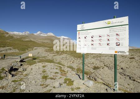 Cartello frente a las cumbres, Tripals di Llano, parque nacional de Ordesa y Monte Perdido, comarca del Sobrarbe, Huesca, Aragon, cordillera de los Pirine Foto Stock