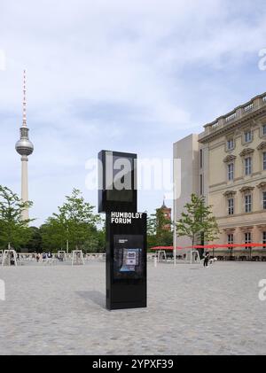 Berlino, Germania, 20 maggio 2022, tabellone segnapunti Humboldt Forum con castello di Berlino, torre televisiva e municipio rosso sullo sfondo, Europa Foto Stock