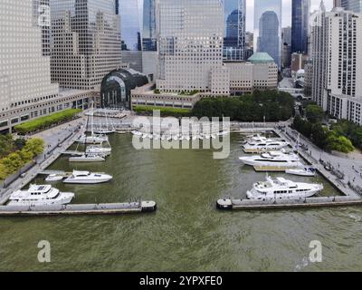 Vista aerea delle barche attraccate al porticciolo di North Cove, sul fiume Hudson a Battery Park a Manhattan con il Brookfield Place Complex e gli edifici per uffici Foto Stock