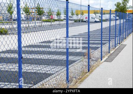 Recinzione a rete metallica in acciaio blu intorno all'area protetta. Protezione dell'area limitata Foto Stock