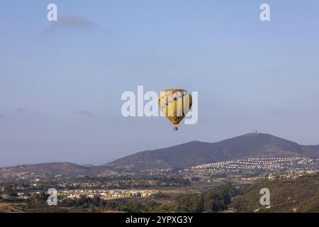 Palloncini colorati gialli e rossi ad aria calda sul cielo blu in California Foto Stock