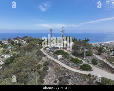 Veduta aerea della torre di telecomunicazioni con antenna di rete cellulare 5G sulla cima di una valle a San Diego, California del Sud Foto Stock