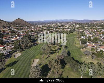 Vista aerea del campo da golf nel quartiere residenziale di lusso durante la stagione autunnale, Rancho Bernardo, San Diego County, California. STATI UNITI Foto Stock