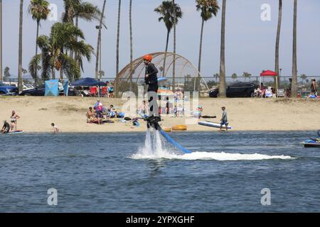 Uomo che vola flyboard su un Flyboard, dispositivo di idroilluminazione che fornisce propulsione per guidare il Flyboard, San Diego, California, Stati Uniti. Settembre 26 t Foto Stock