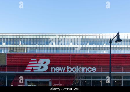 Il negozio di bandiera New Balance (NB) presso la sede di New Balance a Boston. Foto Stock