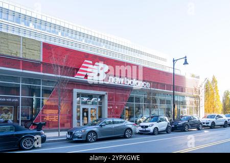 Il negozio di bandiera New Balance (NB) presso la sede di New Balance a Boston, ma, USA Foto Stock