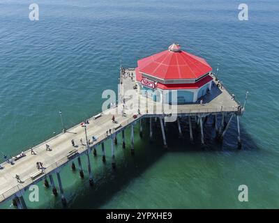 Vista aerea del molo di Huntington con il Ruby's Diner durante le soleggiate giornate estive, a sud-est di Los Angeles. California. meta per surfisti e turisti. Se Foto Stock