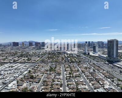 Vista aerea attraverso le comunità urbane suburbane di Las Vegas, Nevada, con strade, tetti e case, Las Vegas, USA. Novembre 15th, 2022 Foto Stock