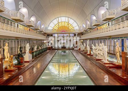 ROUBAIX, FRANCIA, 14 GIUGNO 2024 : interni decori Art Deco e sculture della piscina olimpica la piscine, costruita nel 1927 dall'arco di Lille Foto Stock