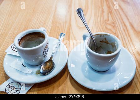 Civitavecchia, via Cadorna, Royal Bistrot Pasticceria, pasticceria, interno, tazze da caffè, tazze da caffè vuote, cucchiai, macchie di caffè Foto Stock
