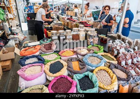 Civitavecchia, Piazza Regina Margherita, mercato di Civitavecchia, mercato di San Lorenzo, mercato Coperto, mercato della Piazza, legumi secchi, grano sfuso Foto Stock