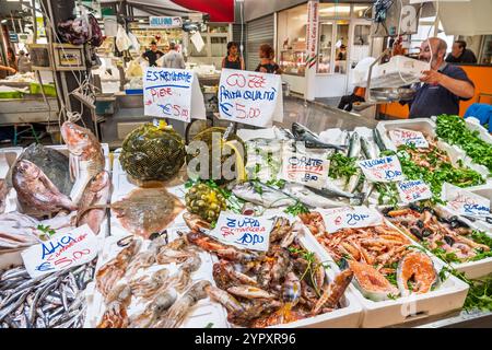 Civitavecchia Italia,Piazza Regina Margherita,mercato di Civitavecchia,mercato di San Lorenzo,mercato Coperto,mercato della Piazza,vendita mostre,frutti di mare Foto Stock