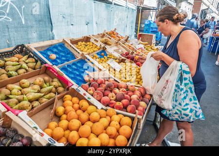 Civitavecchia Italia, Piazza Regina Margherita, mercato di Civitavecchia, mercato di San Lorenzo, mercato Coperto, mercato della Piazza, mercato all'aperto, Woman sh Foto Stock