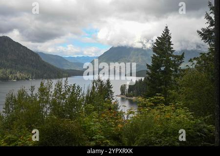 Affacciato sul lago Cushman, con le Olympic Mountains sullo sfondo. Foto Stock