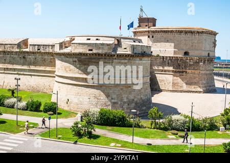 Civitavecchia Italia, Piazza della vita, monumento storico dell'architettura militare rinascimentale, fortezza in pietra di forte Michelangelo, design in stile bastione Foto Stock