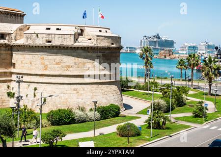 Civitavecchia Italia, Piazza della vita, Porto di Roma, vista sul Mar Tirreno Mediterraneo, forte storico, architettura militare rinascimentale, forte Miche Foto Stock