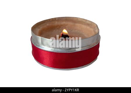 Candela con stoppino di legno nel contenitore argento con nastro in raso rosso isolato su bianco. Candela aromatica bruciata composta da una miscela di soia e paraffina Foto Stock
