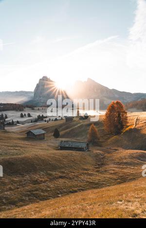 Serena alba alpina: Scopri la bellezza mozzafiato degli alberi autunnali, delle maestose montagne, dei vibranti colori autunnali e delle prime vette innevate Foto Stock