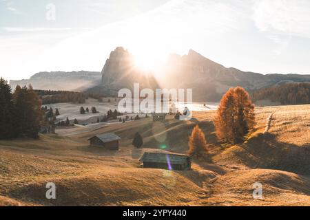 Serena alba alpina: Scopri la bellezza mozzafiato degli alberi autunnali, delle maestose montagne, dei vibranti colori autunnali e delle prime vette innevate Foto Stock