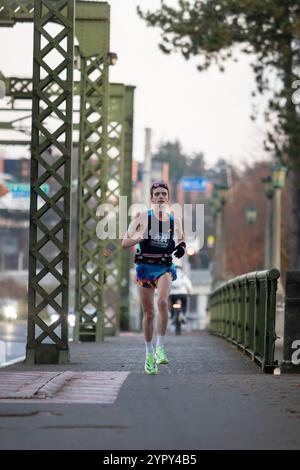 Seattle, Washington, Stati Uniti. 1 dicembre 2024. Il vincitore assoluto Max Randal attraversa il Montlake Bridge nel quartiere University District di Seattle durante la maratona di Seattle. Crediti: Paul Christian Gordon/Alamy Live News Foto Stock