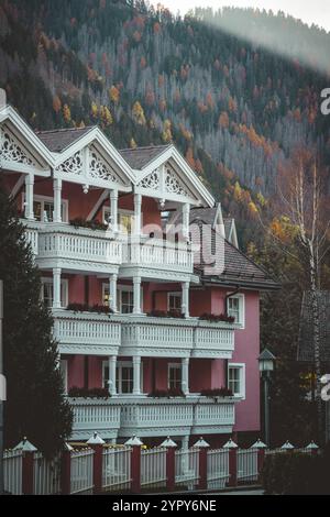 11/03/2024 - Moody Street Scene a Ortisei, Italia: Tranquilla città alpina catturata con tenui toni freddi che creano un'atmosfera suggestiva e pittoresca Foto Stock