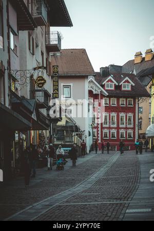 11/03/2024 - Moody Street Scene a Ortisei, Italia: Tranquilla città alpina catturata con tenui toni freddi che creano un'atmosfera suggestiva e pittoresca Foto Stock