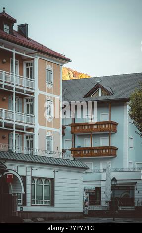 11/03/2024 - Moody Street Scene a Ortisei, Italia: Tranquilla città alpina catturata con tenui toni freddi che creano un'atmosfera suggestiva e pittoresca Foto Stock