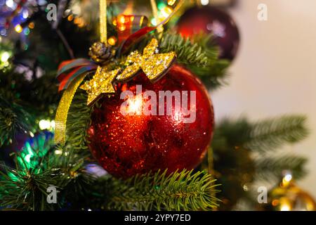 Primo piano di un bauble rosso appeso a un albero di Natale Foto Stock