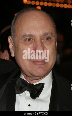 **FILE FOTO** Marshall Brickman è morto. Marshall Brickman partecipa alla serata inaugurale di "Jersey Boys" all'August Wilson Theatre di New York il 6 novembre 2005. Foto di Henry McGee/MediaPunch Foto Stock