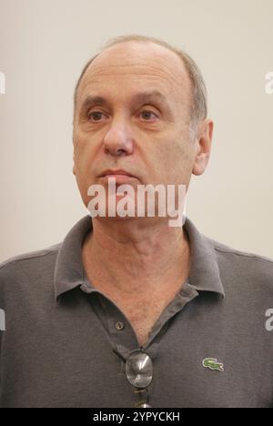 **FILE FOTO** Marshall Brickman è morto. Marshall Brickman partecipa alle prove del nuovo musical di Broadway, "Jersey Boys" basato sulla storia di Frankie Valli e le quattro stagioni ai New 42nd Street Studios di New York l'8 settembre 2005. Foto di Henry McGee/MediaPunch Foto Stock