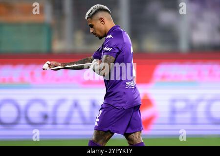 Domilson Cordeiro dos Santos Dodo dell'ACF Fiorentina lascia il campo dopo che Edoardo Bove (non nella foto) ha perso conoscenza e caduto a terra durante la partita di serie A tra l'ACF Fiorentina e l'FC Internazionale allo stadio Artemio Franchi di Firenze (Italia), 1 dicembre 2024. Foto Stock