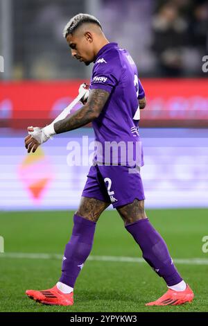 Domilson Cordeiro dos Santos Dodo dell'ACF Fiorentina lascia il campo dopo che Edoardo Bove (non nella foto) ha perso conoscenza e caduto a terra durante la partita di serie A tra l'ACF Fiorentina e l'FC Internazionale allo stadio Artemio Franchi di Firenze (Italia), 1 dicembre 2024. Foto Stock