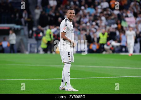 Madrid, Spagna. 1 dicembre 2024. Kylian Mbappe del Real Madrid sorride durante la partita della Liga 2024/25 tra Real Madrid e Getafe allo stadio Santiago Bernabeu. Punteggio finale; Real Madrid 2:0 Getafe (foto di Guillermo Martinez/SOPA Images/Sipa USA) credito: SIPA USA/Alamy Live News Foto Stock