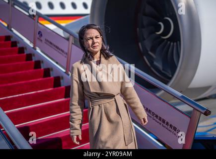 Pechino, Cina. 2 dicembre 2024. Annalena Baerbock (Alliance90/Verdi), ministro degli Esteri, arriva all'aeroporto di Pechino. I colloqui politici di Baerbock con il suo collega cinese Wang a Pechino saranno incentrati sulla guerra di aggressione russa in Ucraina e probabilmente sul dibattito sulle tariffe extra UE sulle auto elettriche cinesi. Crediti: Michael Kappeler/dpa/Alamy Live News Foto Stock