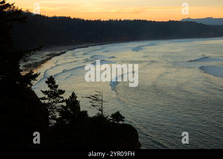 Vista sull'alba di Beverly Beach, Devils Punchbowl State Natural area, Oregon Foto Stock