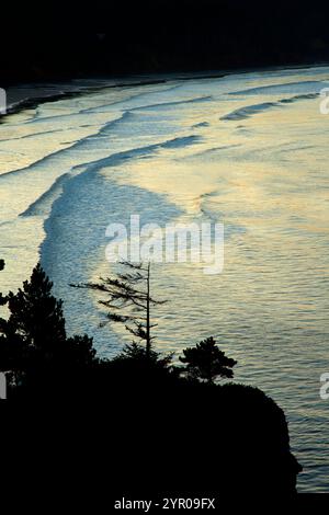 Vista sull'alba di Beverly Beach, Devils Punchbowl State Natural area, Oregon Foto Stock