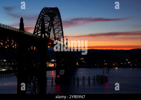 Yaquina Bay Bridge Sunrise, Yaquina Bay State Park, Newport, Oregon Foto Stock