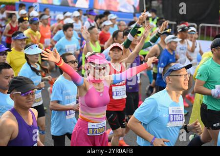 Shenzhen, Cina. 1 dicembre 2024. La maratona di Shenzhen prende il via nella piazza del Centro civile di Shenzhen, nella provincia del Guangdong della Cina meridionale, il 1° dicembre 2024. All'evento parteciparono circa 20.000 corridori. Credito: Chen Wen/China News Service/Alamy Live News Foto Stock