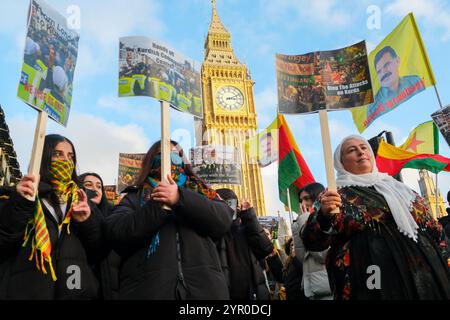 Londra, Regno Unito. 1 dicembre 2024. La comunità curda e i suoi sostenitori hanno organizzato una marcia di protesta da Trafalgar Square a Whitehall a seguito delle incursioni della polizia e dei successivi arresti di sette persone e della chiusura del Centro comunitario curdo in un'operazione antiterrorismo. Essi ritengono che le azioni siano motivate politicamente per volere del governo turco e chiedono il rilascio immediato di coloro che sono sotto custodia della polizia. Credito: Fotografia dell'undicesima ora/Alamy Live News Foto Stock