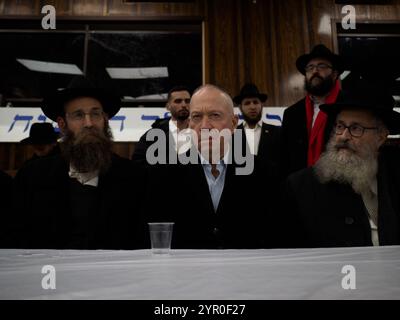 L'ex ministro della difesa Yoav Gallant visita il quartier generale di Chabad in altezza della corona e tiene un discorso Foto Stock